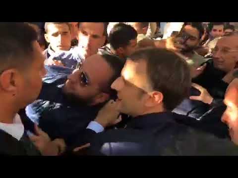 Bain de foule pour Emmanuel Macron dans les rues d’Alger