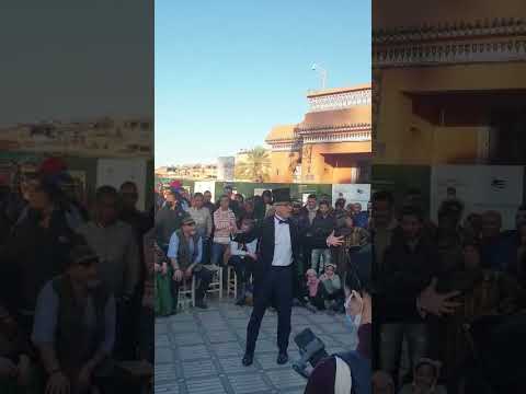 Inédit. L’ambassadeur de Sa Majesté Elisabeth II, reine de Grande-Bretagne, anime une halqa à Jamaâ el fna à Marrakech