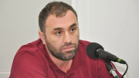 Deux ans après la tentative d’assassinat, la justice française ouvre un procès pour une opération ciblée contre l’opposant algérien Abdou Semmar