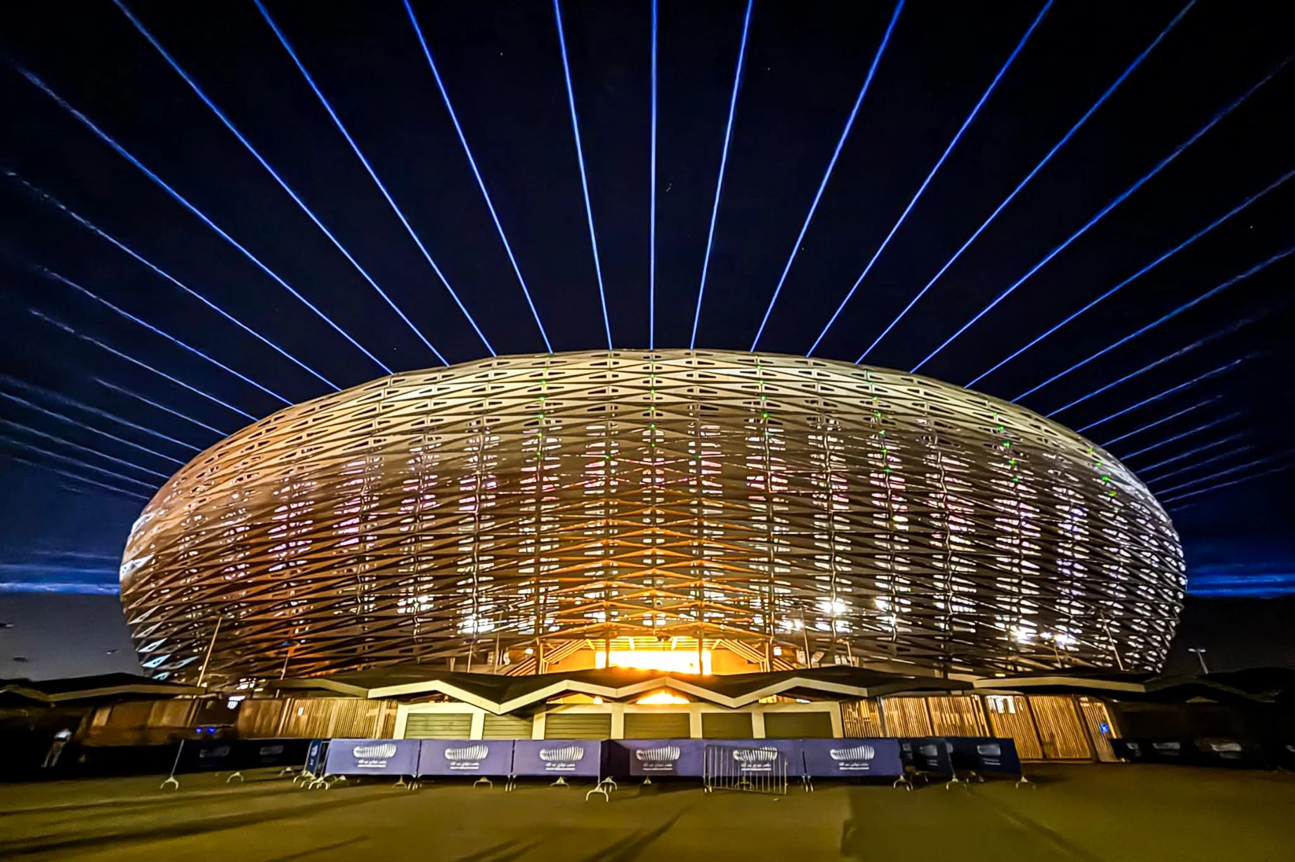 Performance mondial : Le stade Prince Moulay Abdellah se dote 19 200 triangles dorés d’aluminium et 70 km de LED