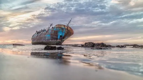 Exclusif. L’ANP cherche à se débarrasser d’un étrange bateau de pêche abandonné à Agadir