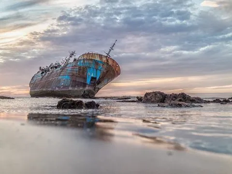 Exclusif. L’ANP cherche à se débarrasser d’un étrange bateau de pêche abandonné à Agadir