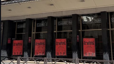 Kabylie en toile de fond : tous types de drapeaux interdits au Casino de Paris lors des concerts de musique
