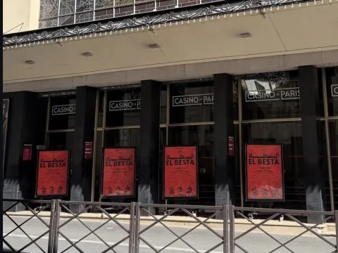 Kabylie en toile de fond : tous types de drapeaux interdits au Casino de Paris lors des concerts de musique