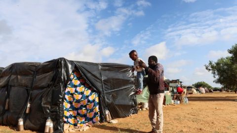 Exclusif. Près de 70 migrants échangés contre des barils de carburant dans une caserne tunisienne